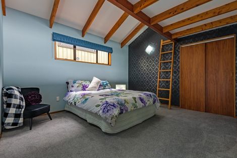 Photo of property in 28 Springdale Grove, Fitzherbert, Palmerston North, 4410