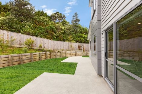 Photo of property in 2 Brindle Way, Newlands, Wellington, 6037