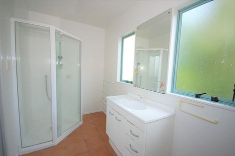 Photo of property in 3b Deuxberry Avenue, Northcote, Auckland, 0627