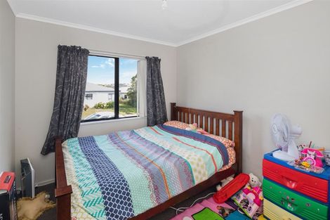 Photo of property in 10a Ted Gilberd Place, Newlands, Wellington, 6037