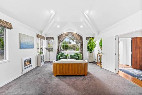 Photo of property in 52 Rising Parade, Fairview Heights, Auckland, 0632