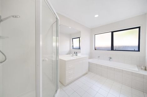 Photo of property in 170 Botany Road, Botany Downs, Auckland, 2010