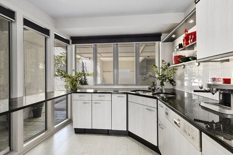 Photo of property in Beauport Apartments, 2/30 The Crescent, Roseneath, Wellington, 6011