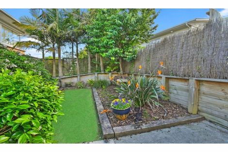 Photo of property in 2/11 The Rosebowl, Sunnyhills, Auckland, 2010