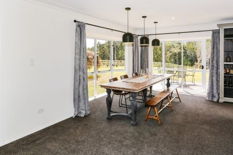 Photo of property in 21 Bush Road, Waiatarua, Auckland, 0604