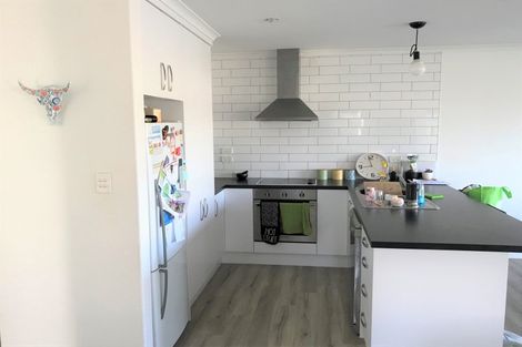 Photo of property in 19 Roto View, One Tree Point, 0118