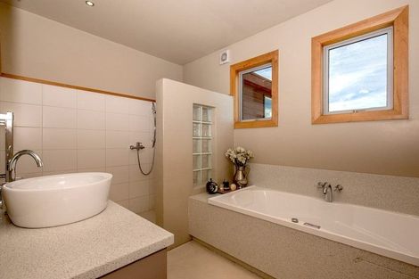 Photo of property in 1 Peak View Ridge, Wanaka, 9305