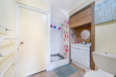 Photo of property in 3 Hillary Heights Avenue, Glendene, Auckland, 0602