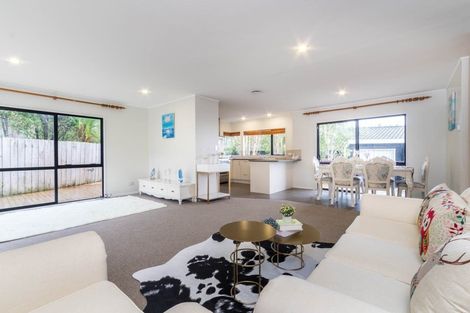 Photo of property in 2/1 Heathglen Place, Bayview, Auckland, 0629