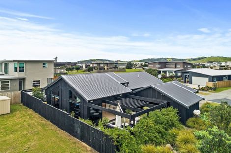 Photo of property in 15 Te Mana Street, Omaha, 0986