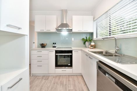 Photo of property in 1/70 Athena Drive, Totara Vale, Auckland, 0629