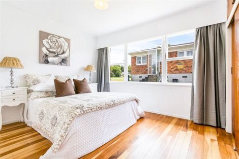 Photo of property in 53 Manhattan Heights, Glendene, Auckland, 0602