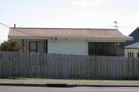 Photo of property in 2/139 Carlisle Road, Northcross, Auckland, 0632