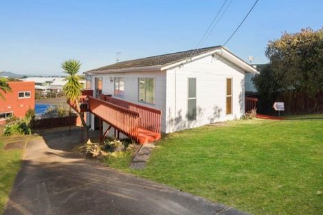 Photo of property in 779 East Coast Road, Northcross, Auckland, 0630