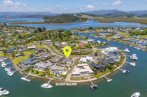 Photo of property in 20 Waitotara Way, Whitianga, 3510