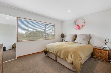 Photo of property in 2/2 Carl Place, Unsworth Heights, Auckland, 0632