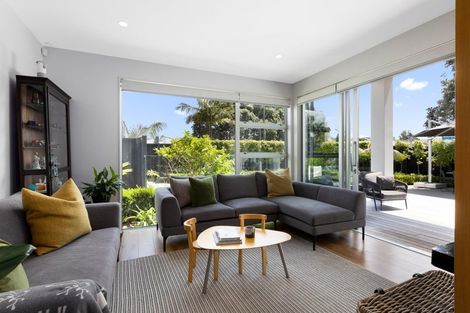 Photo of property in 52 Walton Street, Red Beach, 0932