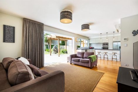Photo of property in 17 Fowler Street, Northcote, Auckland, 0627