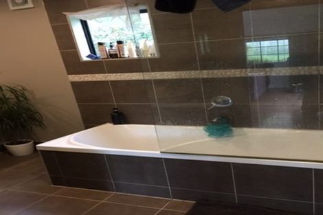 Photo of property in 87 Tawa Road, Kumeu, 0891