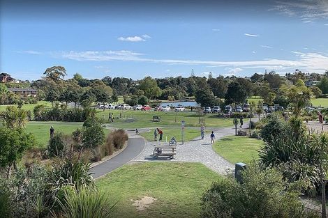 Photo of property in 28 Puawai Place, Northcote, Auckland, 0627