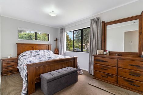 Photo of property in 1/70 Totaravale Drive, Totara Vale, Auckland, 0629
