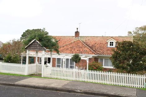 Photo of property in 2/35 Luplau Crescent, Cockle Bay, Auckland, 2014