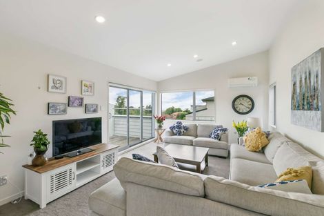 Photo of property in 2b St Clair Place, Browns Bay, Auckland, 0630