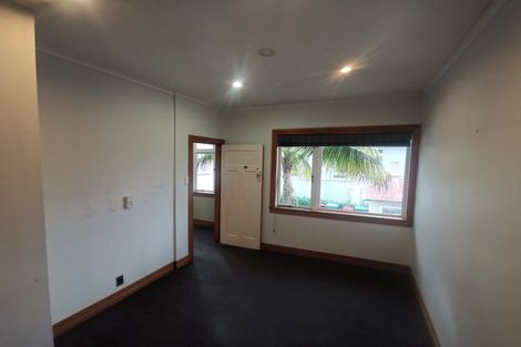 Photo of property in 18 Waiohua Road, Greenlane, Auckland, 1061