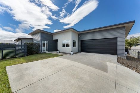 Photo of property in 12 Monaco Grove, Fitzherbert, Palmerston North, 4410
