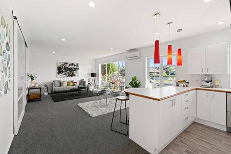 Photo of property in 198 Lakeside Drive, Orewa, 0931