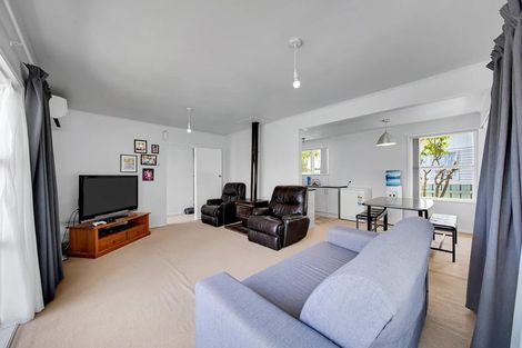 Photo of property in 23 Kemble Close, Mangere, Auckland, 2022