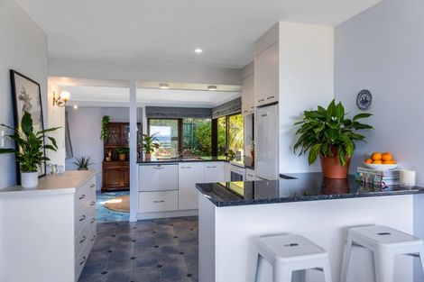 Photo of property in 27 De Luen Avenue, Tindalls Beach, Whangaparaoa, 0930