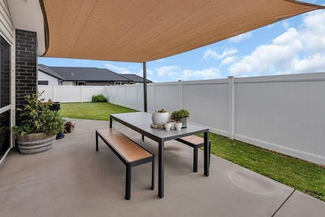 Photo of property in 16 Maturiki Drive, One Tree Point, 0118