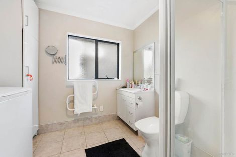 Photo of property in 1 Rixon Place, Te Atatu Peninsula, Auckland, 0610