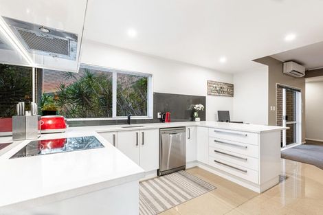 Photo of property in 6 Hanly Close, West Harbour, Auckland, 0618