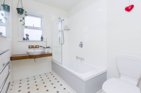 Photo of property in 64 Pinehaven Road, Pinehaven, Upper Hutt, 5019