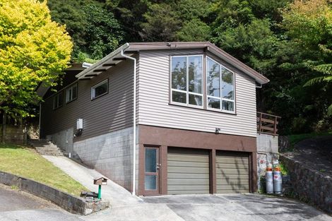 Photo of property in 30 Davis Grove, Wainuiomata, Lower Hutt, 5014