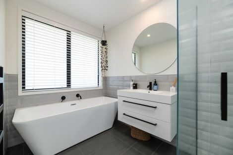 Photo of property in 2 Rochfort Crescent, Pyes Pa, Tauranga, 3112