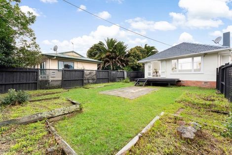 Photo of property in 4 Kirrie Avenue, Te Atatu South, Auckland, 0610