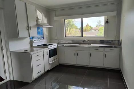 Photo of property in 1 Fayette Place, Te Atatu South, Auckland, 0610