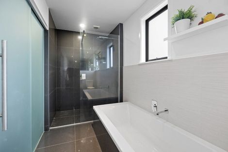 Photo of property in 18 Doralto Road, Frankleigh Park, New Plymouth, 4310