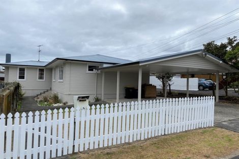 Photo of property in 4 Harding Avenue, Te Atatu South, Auckland, 0610