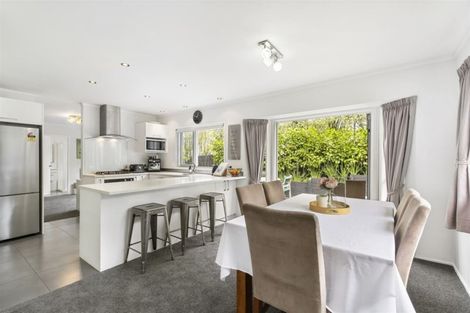 Photo of property in 2/6 Strabo Place, Windsor Park, Auckland, 0632