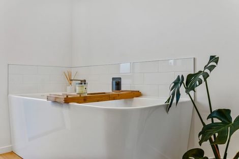 Photo of property in 89c Cascades Road, Pakuranga Heights, Auckland, 2010