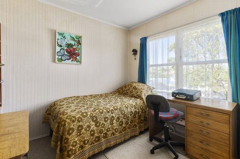 Photo of property in 16 Stewart Drive, Newlands, Wellington, 6037