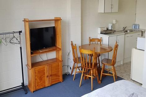 Photo of property in 1/212 Sunnynook Road, Totara Vale, Auckland, 0627