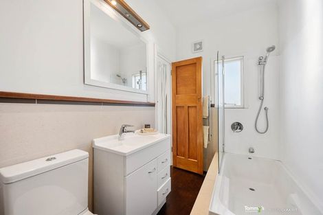 Photo of property in 4 Raroa Crescent, Northland, Wellington, 6012