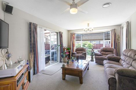 Photo of property in 5 Edron Place, Redwood, Christchurch, 8051