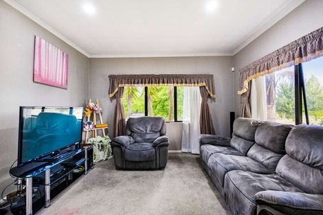 Photo of property in 1 Seresin Crescent, Flat Bush, Auckland, 2016