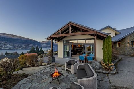 Photo of property in 5 Milward Place, Kelvin Heights, Queenstown, 9300